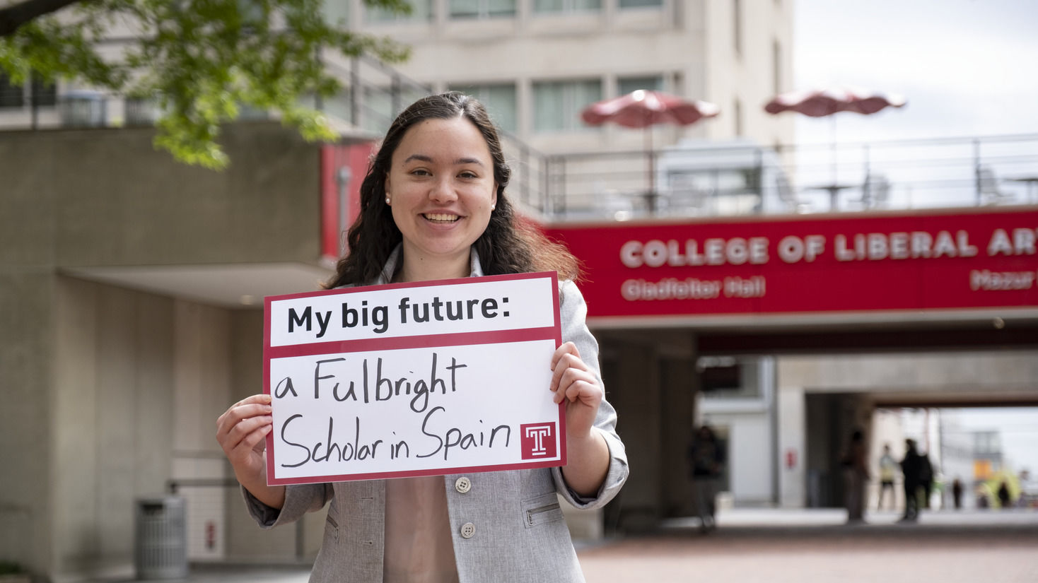 Julia Mayro holds sign that reads "My big future: a Fulbright Scholar in Spain"