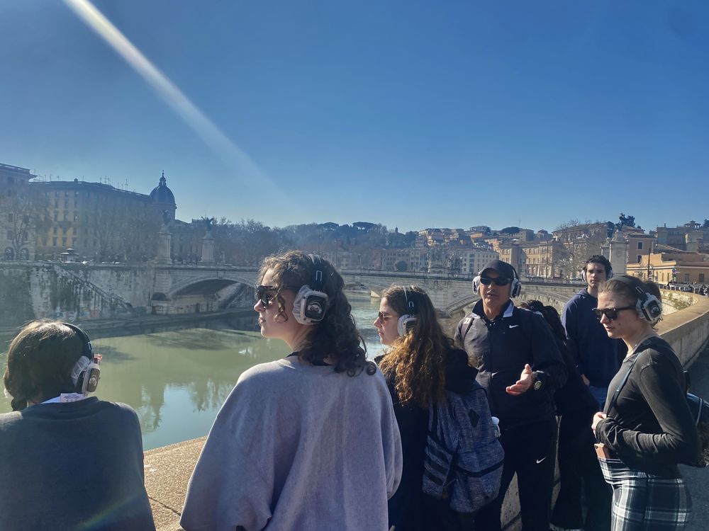 Students looking at the Tiber river during the walk/run tour.